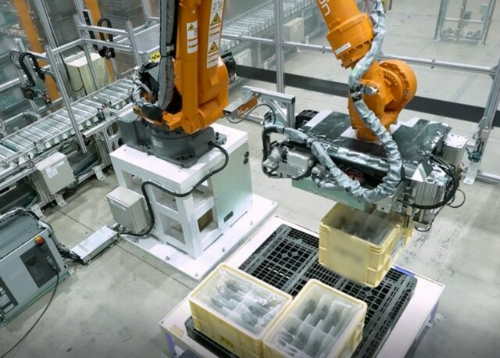 工場_工場内物流の完全自動化で、作業人員を3分の1に削減