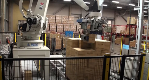 小売業_飲料ケースの荷下ろし作業を自動化した事例